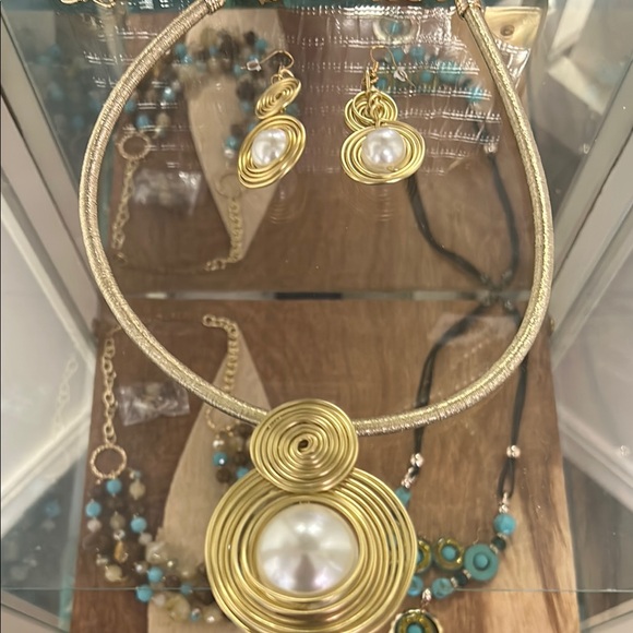 Gold Spiral Pearl Necklace and Earring Set - Picture 1 of 3